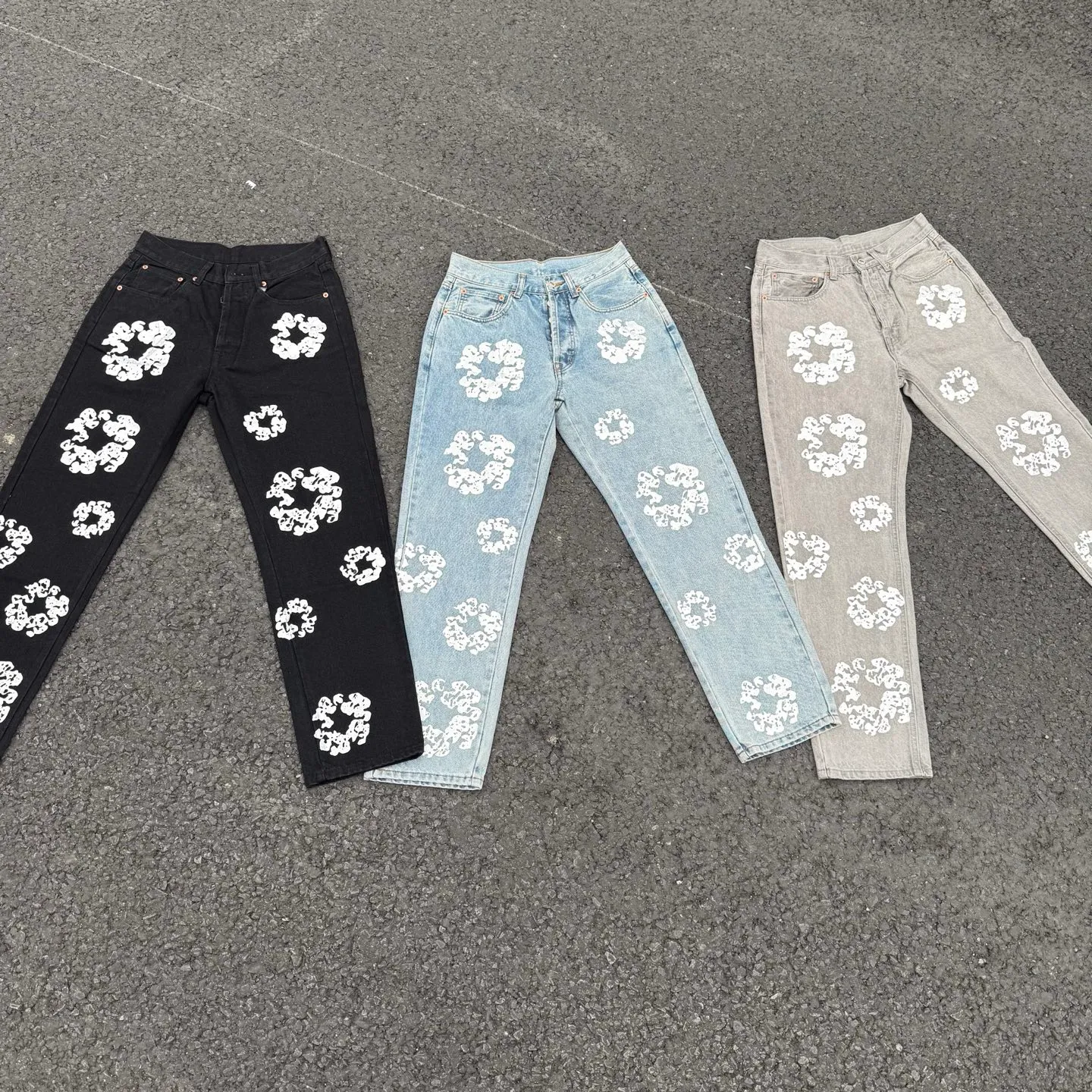 #8197 P220💰 DENIM TEARS Kapok American niche brand printed washed straight jeans. Produced by a major washed factory. Full of high-end feel. Knee part destroyed design with patchwork design. Already used as facade design. Leather waist nameplate. The focus of this style is not on washing, but on the destroyed shape and version. The secret lies in the craftsmanship of the master. The cost of post-production grinding, machining, knife cutting, etc. is far beyond comparison with assembly line products. Color: black, blue, gray. Size: 28-36 (corresponding to S-XXL)